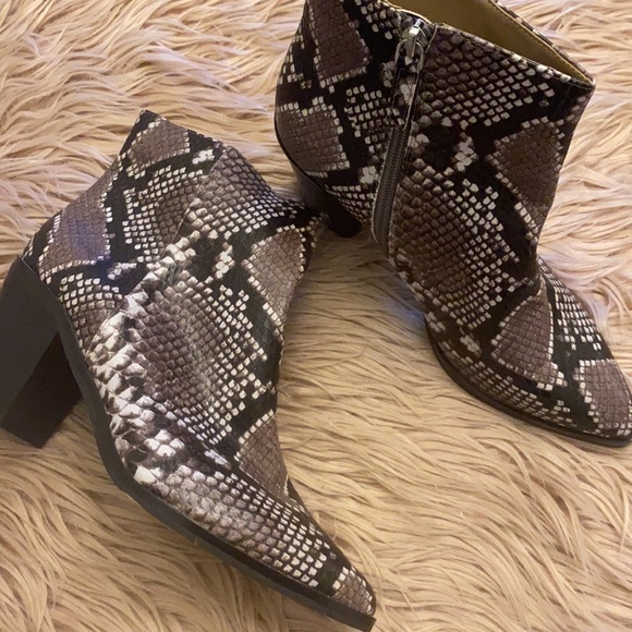 Braxten Snake Embossed Block Heel Bootie
14TH AND UNION - Picture 4 of 7